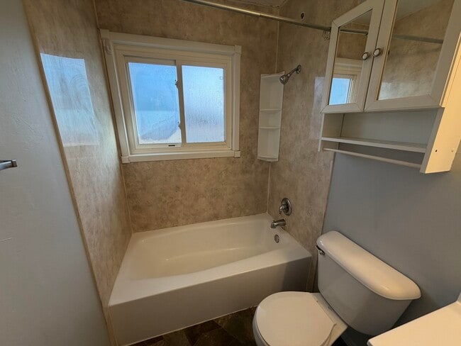 Building Photo - 1605 Crestview-