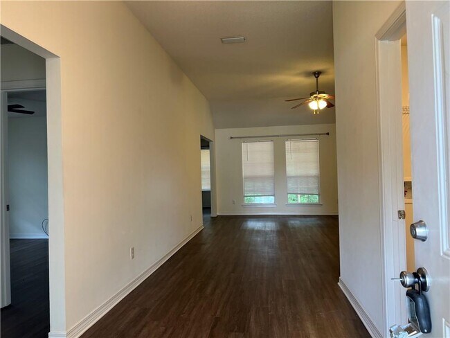 Building Photo - 8450 N Kendall Ct