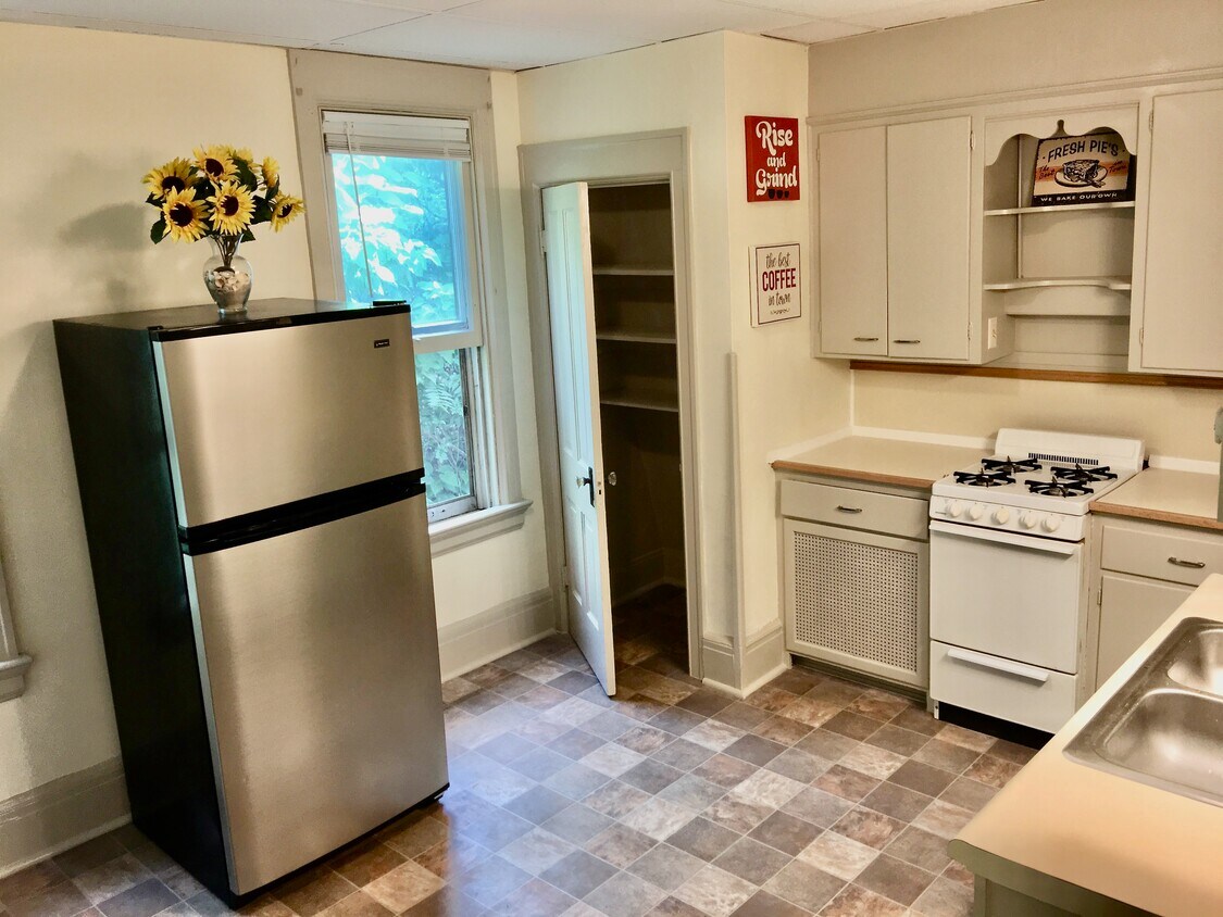 kitchen - 910 Columbia Ave