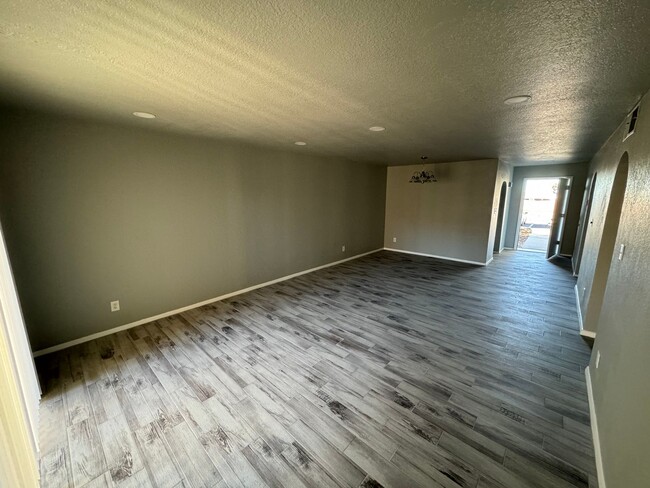 Building Photo - 2 BEDROOM APARTMENT!