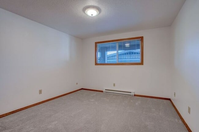 Building Photo - 2 bedroom one bath! Hurry Wont Last! Amazi...