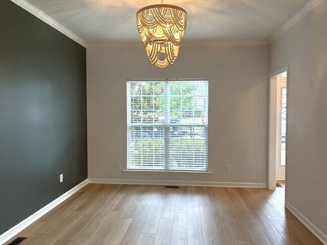 Foto del edificio - 1673 Jamestown Ave