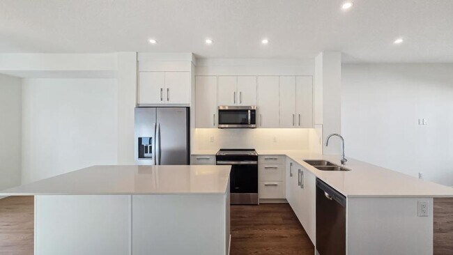 Building Photo - 4.0 bedroom in Calgary Alberta T3N 2R4