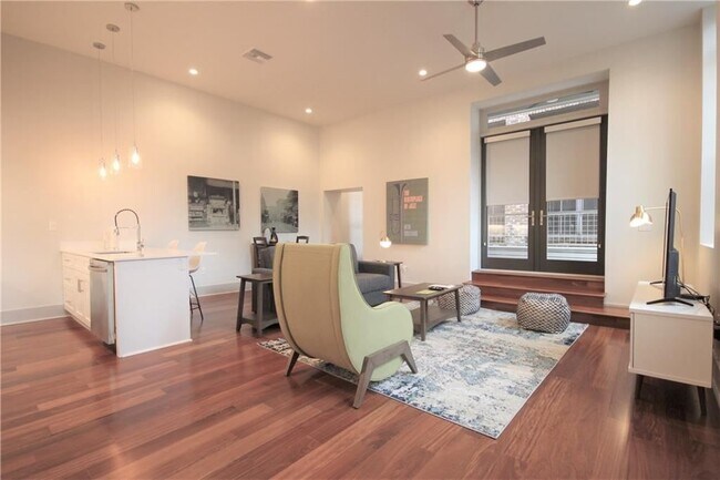Open Living rooms - 820 Union St