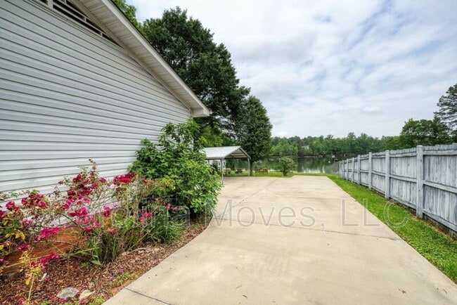 Building Photo - 1760 Memorial Dr Ext