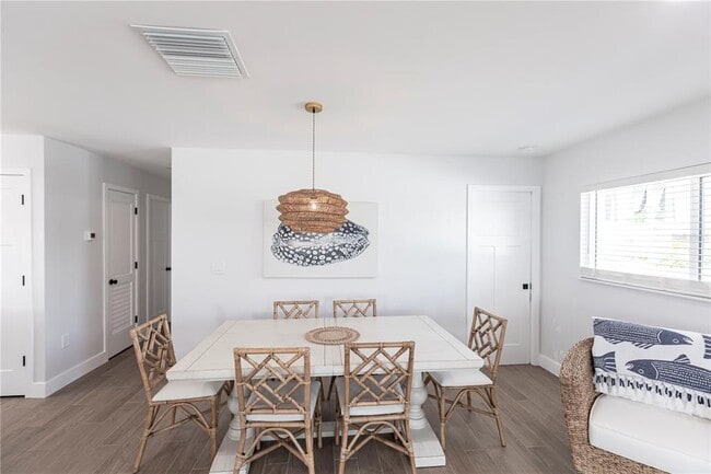 Foto del edificio - 6020 Midnight Pass Rd