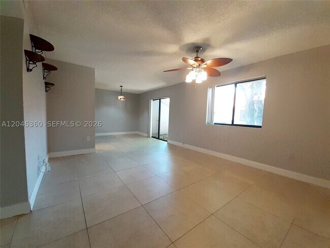 Foto del edificio - 8407 Coral Lake Way