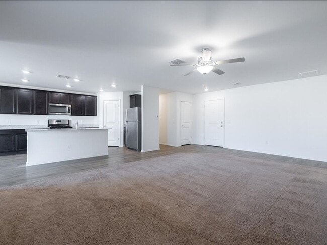 Foto del edificio - Spacious 4-Bedroom Home with Open Layout & Turf Backyard