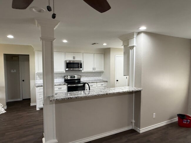 Building Photo - 2713 English Dr