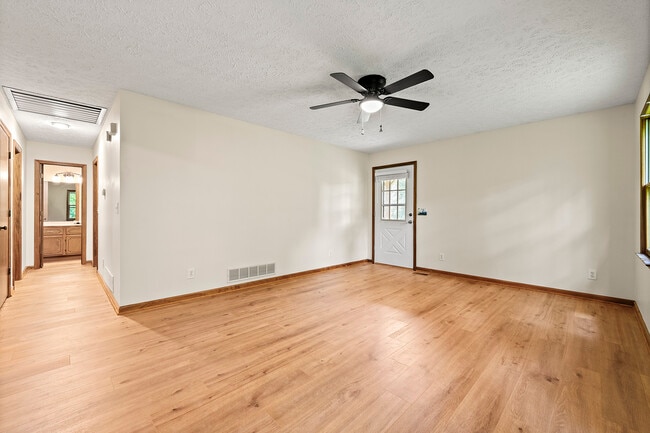 Building Photo - 105 McWhirter Pl