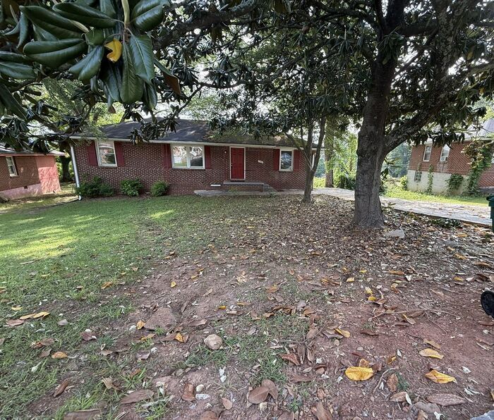 Foto principal - Charming 4-Bedroom Home in Forest Park, GA...
