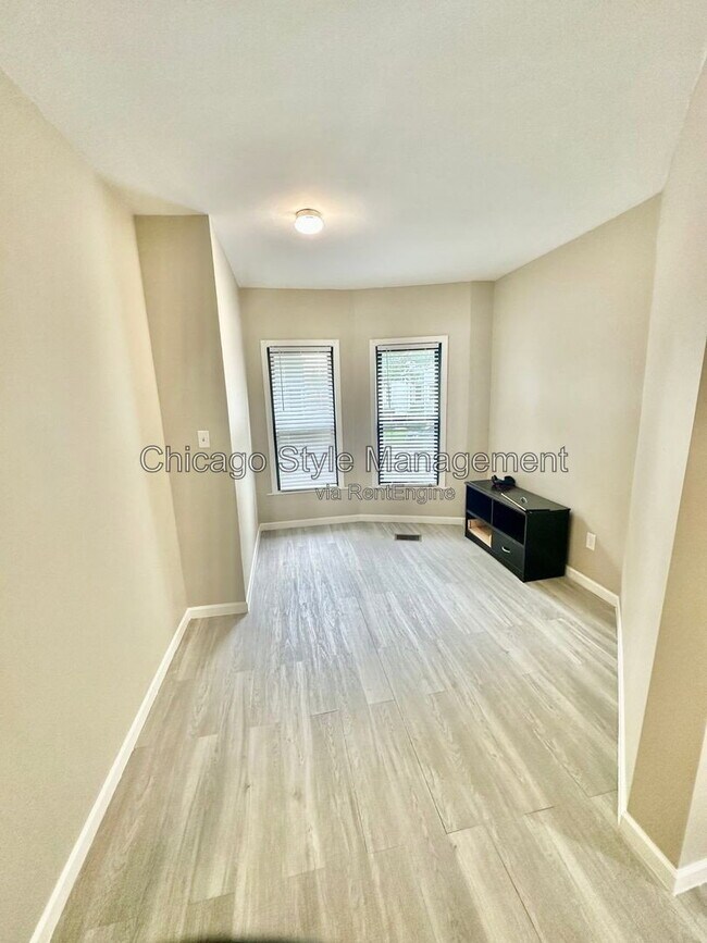 Foto del edificio - 2835 W 38th Pl
