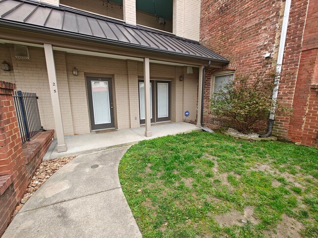 Building Photo - Large 2 bedroom one level condo on first f...