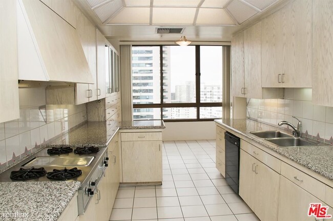 Building Photo - 10430 Wilshire Blvd