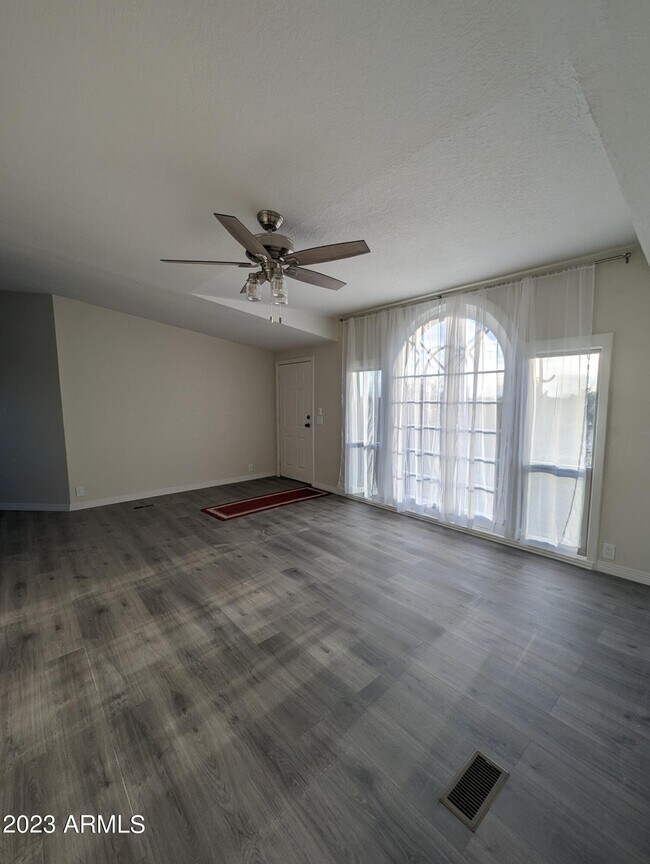 Foto del edificio - 22455 N Royd Rd