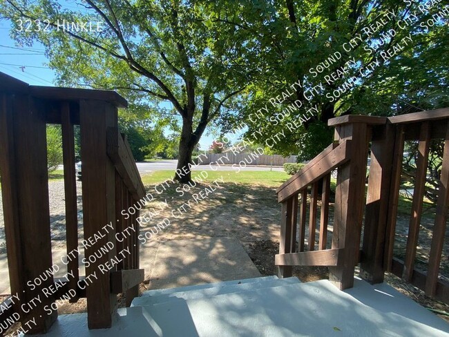 Building Photo - RENOVATED 3 bedroom/2 bath brick ranch w/ ...