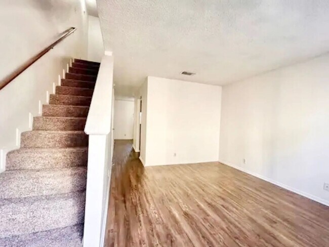 Building Photo - Double Tree Apartments