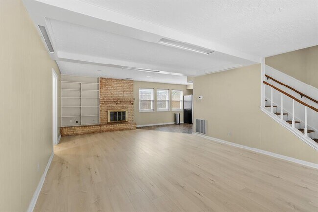 Building Photo - 3315 Crestdale Dr
