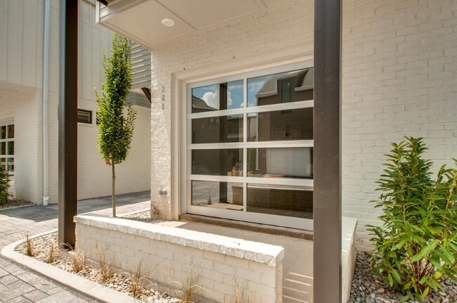 Foto del edificio - 221 Gentry Ave