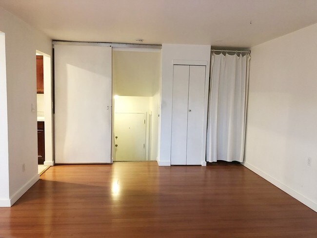 Building Photo - $200 OFF Move In! Cute Condo In Hillsdale!