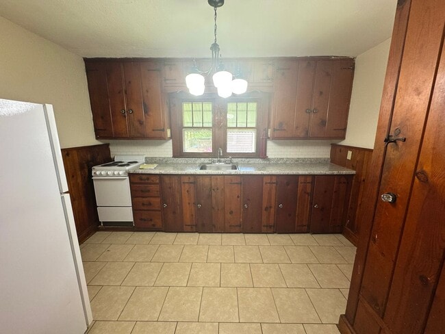 Building Photo - 2 Bedroom / 1 Bath House located on Bertli...
