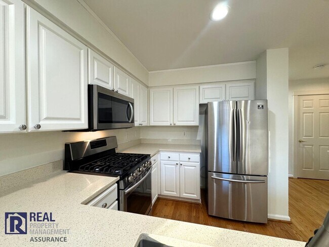 Foto del edificio - Charming 3BR/2BA End Unit Townhome-Now Available!!