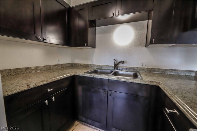 Building Photo - 1404 E Mesquite Ave