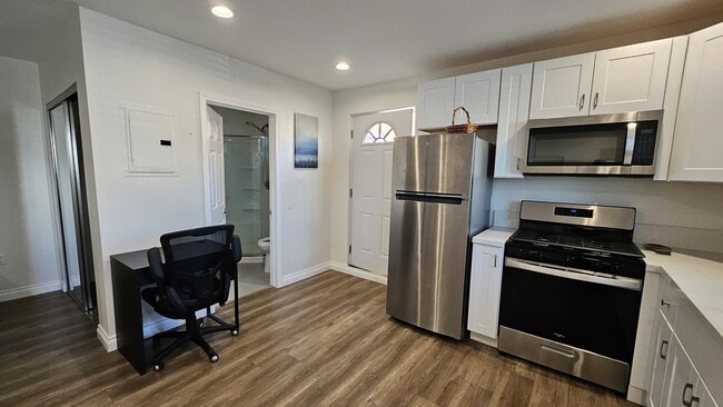 Building Photo - 6241 Bellaire Ave