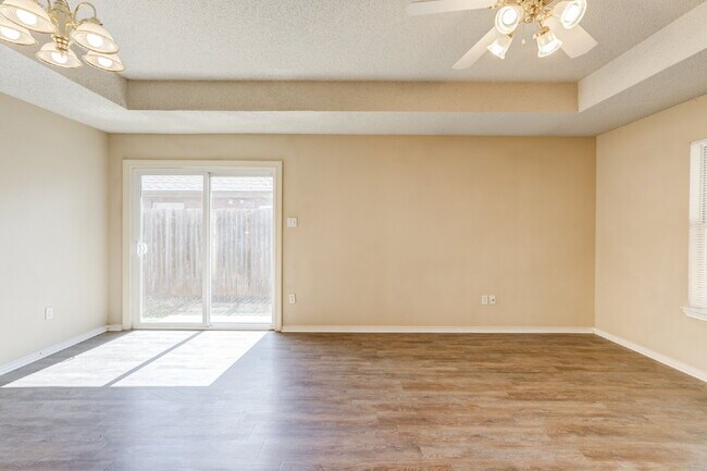 Foto del edificio - 3/2/2 plus a large basement on a Cul-de-Sac!
