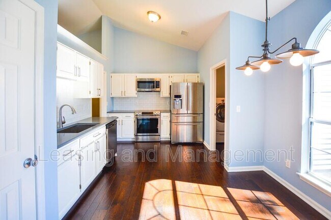 Building Photo - 606 Portico Park