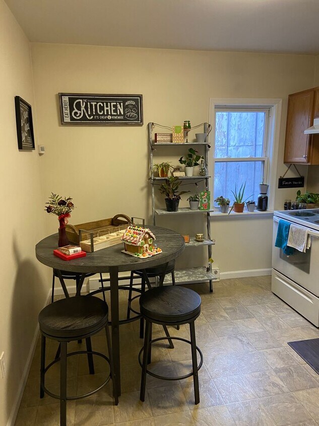 Primary Photo - 1 bedroom / 1 full bathroom - $900 per mon...