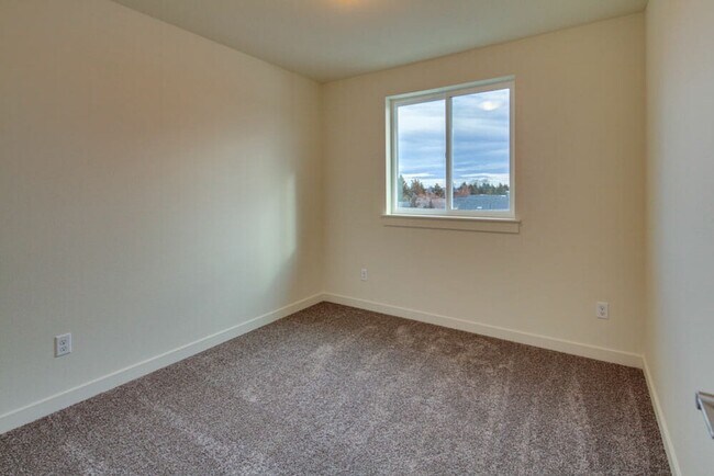 Building Photo - NE Bend Townhome for Rent!