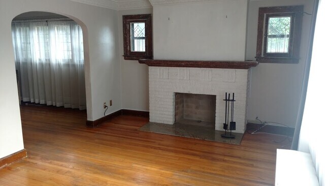 Sala de estar con chimenea - 523 S Pleasant St