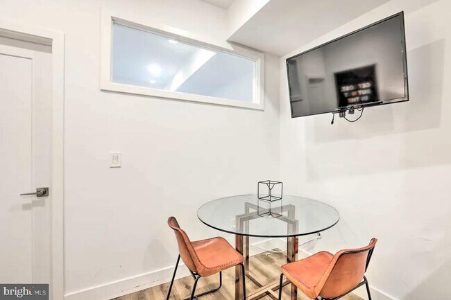 Foto del edificio - 2531 W Girard Ave