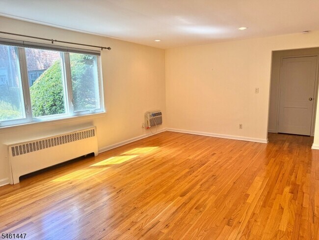 Foto del edificio - 93 Troy Dr