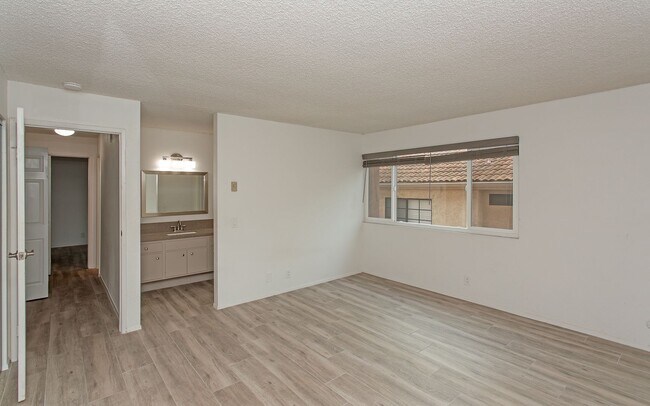 Foto del edificio - 2 Bedroom Condo on Beautiful Carlsbad Lagoon!!