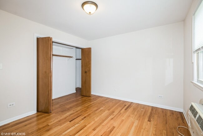 Building Photo - 1320 W Lunt Ave