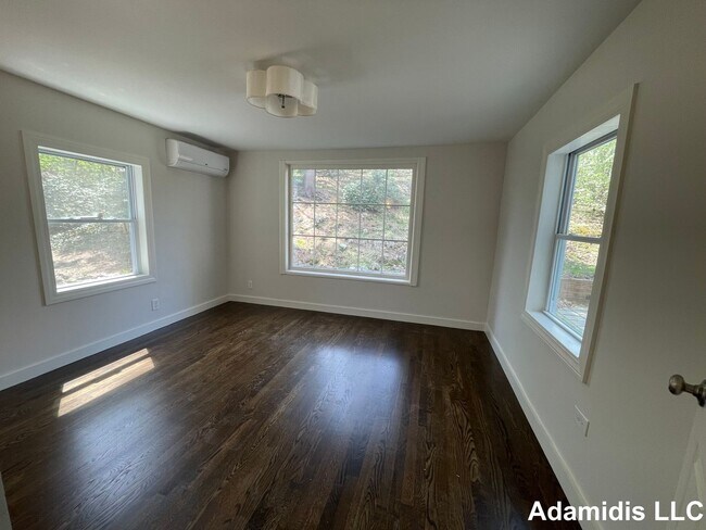 Building Photo - Nice single family in JP