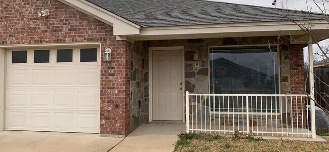 Foto del edificio - 5011 Heather Ln