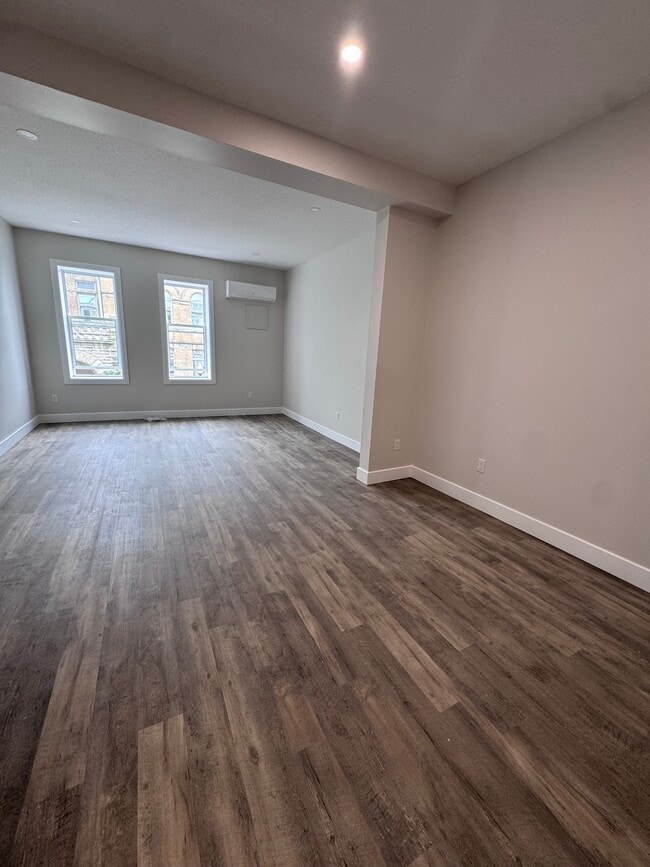Building Photo - 537 Talbot St