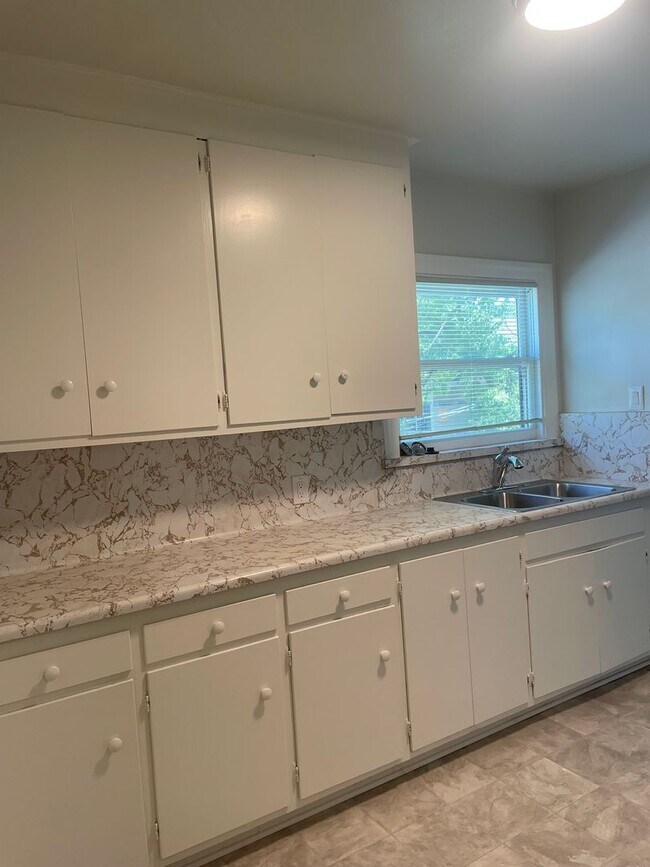 Foto del edificio - Two Bedroom 1 Bathroom Upstairs Unit