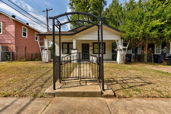 Building Photo - Come Home To The Plaza District - 3 bed, 1...