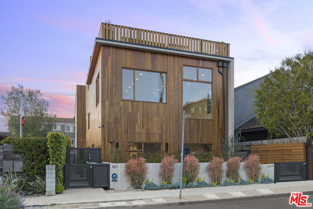 Foto principal - 661 Broadway St