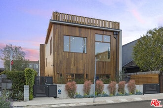 Building Photo - 661 Broadway St Building Photo - 661 Broadway St