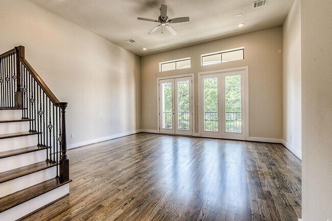 Foto del edificio - 3 Bed 3 bath Townhome centrally located in...
