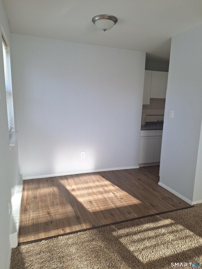 Foto del edificio - 217 Hollister Ave