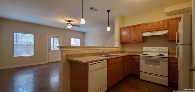 Foto del edificio - Newly Renovated Town-home