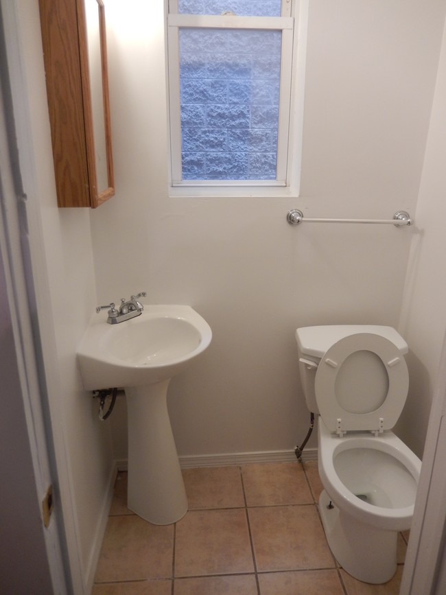 1/2 baño típico de apartamentos con 3 frentes - 1125 S Troy St