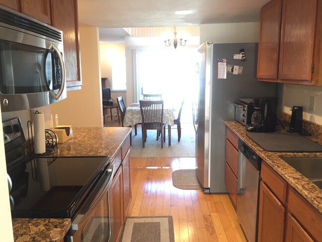 Encimeras de granito en la cocina con vista al área de comedor - 340 Summerhaven Dr N