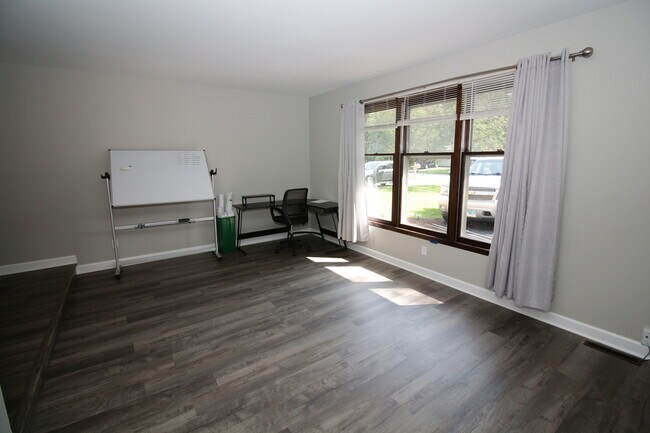 Building Photo - 685 Carriage Dr